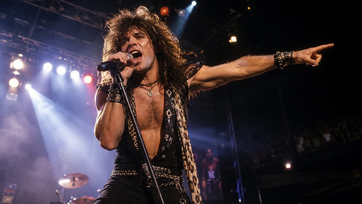 Он мнёт азартно мои сиси, а я включаю AC/DC